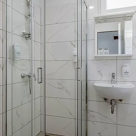 Hotel Paviljoni Slaven 3*